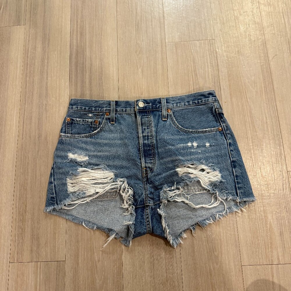 Levi Women's 501 Distressed Denim Shorts Ripped Frayed Hem Size 33